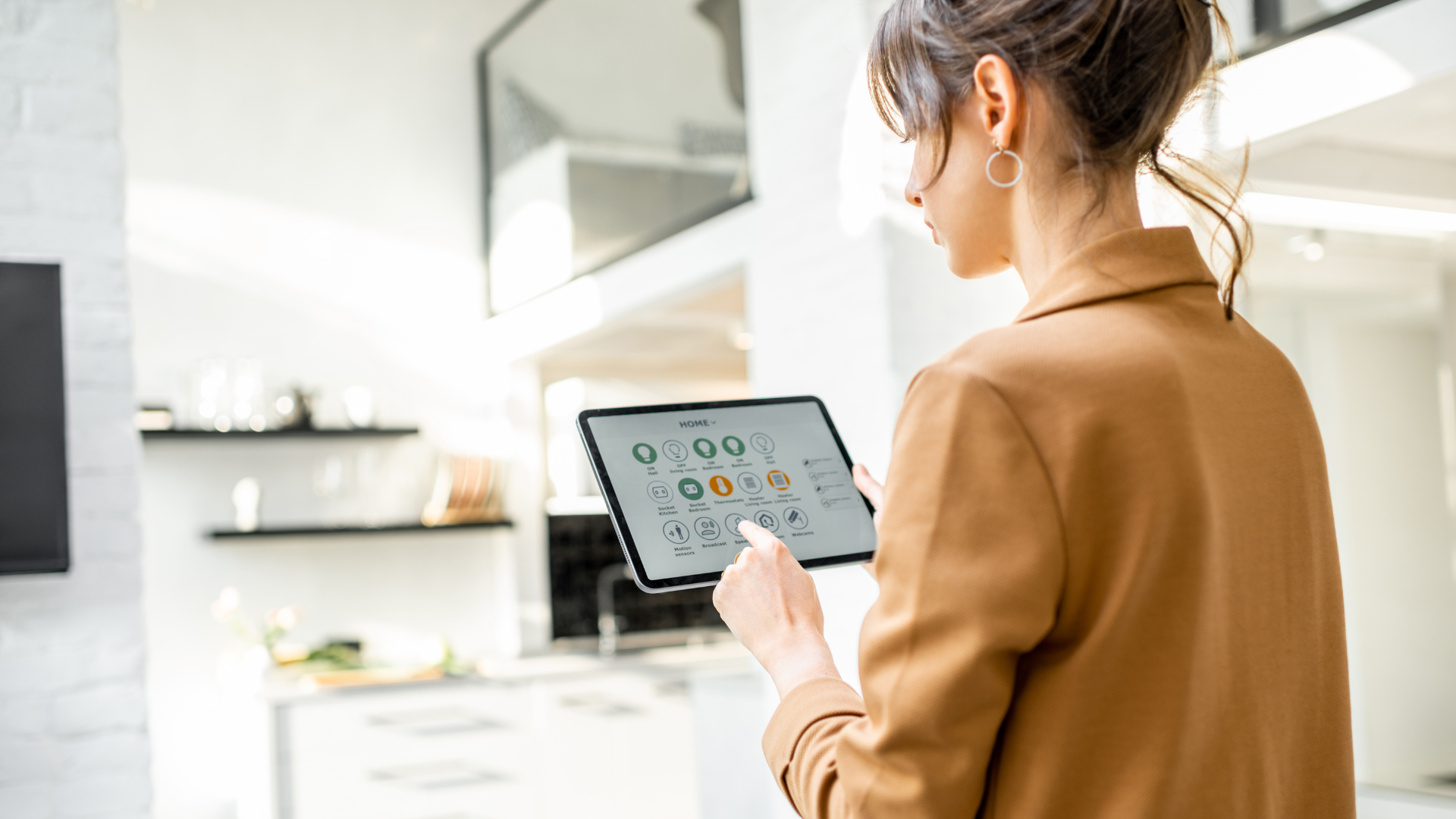 Zdjęcie kobiety korzystającej z tabletu do sterowania systemem smart home, zarządzanie inteligentnym domem za pomocą aplikacji mobilnej na tablecie